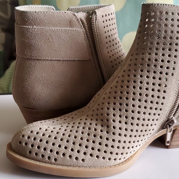 New Nine West taupe boots. 5.5 - Picture 5 of 12
